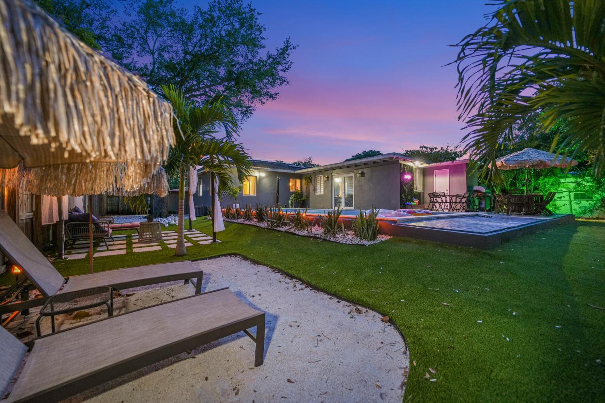 Villa La Playita 4-br Heated Pool 16 Guests Miami
