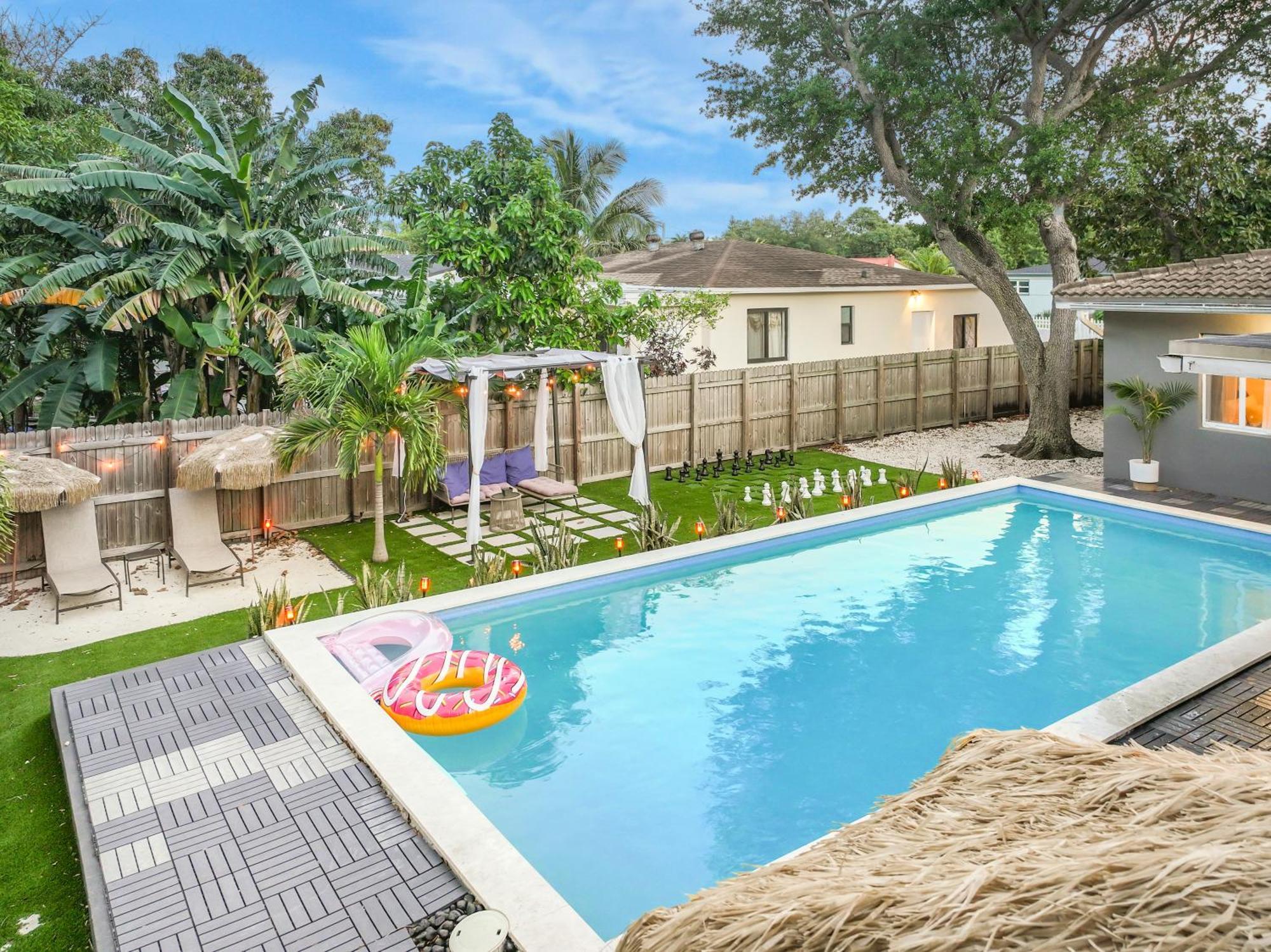 La Playita 4-br Heated Pool 16 Guests * Miami